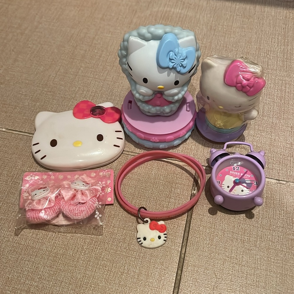 Hello kitty bundle - compact mirror, hair tie, mini clock, bracelet, 2 figures